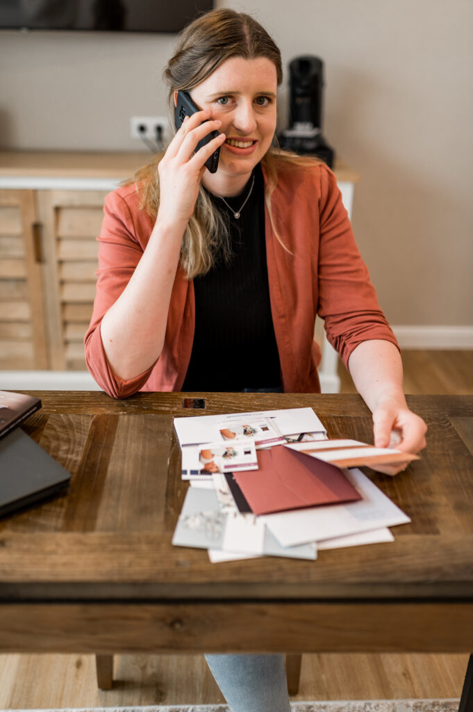 Hochzeitsplanerin und Eventdesignerin bei der Arbeit