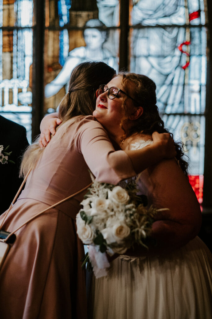 Hochzeitsplanerin mit Brautpaar am Hochzeitstag