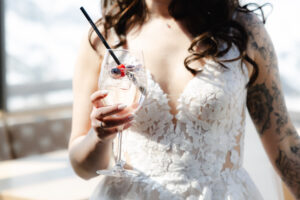 Detailaufnahme des Cocktails mit Beeren-Dekoration – Weddings by Cara. Abrechnung nach Verbrauch oder Getränkepauschale?