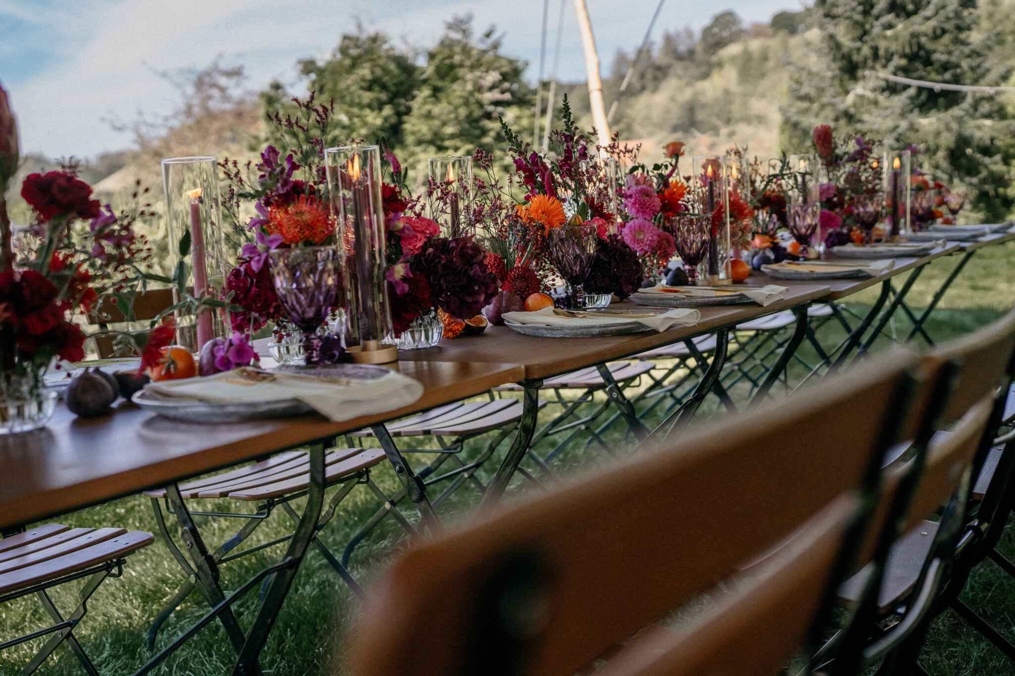 Autumn Sunset als Hochzeitsmotto - der Tisch ist in vielen herbstlichen Farben eingedeckt und die Sonne scheint - eine Hochzeit, die Green Wedding gedacht ist