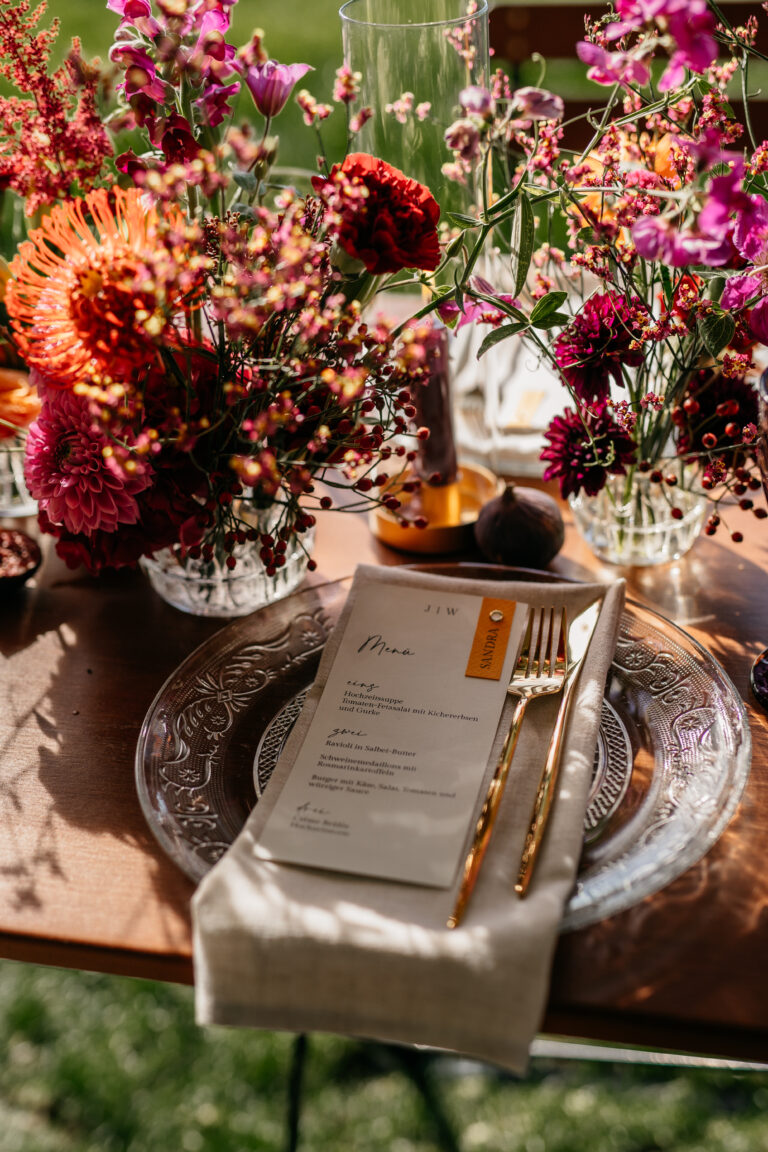 Autumn Sunset als Hochzeitsmotto - der Tisch ist in vielen herbstlichen Farben eingedeckt und die Sonne scheint