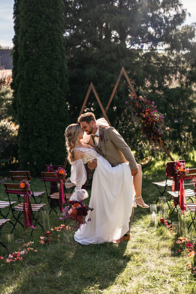 Ein Brautpaar nach seiner freien Trauung im Herbst - Autumn Sunset Wedding