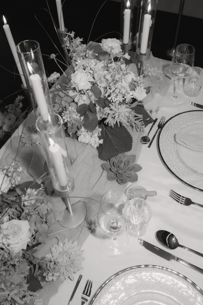 Hochzeitstisch eines Brautpaares, das ganz alleine an der Ostsee geheiratet hat