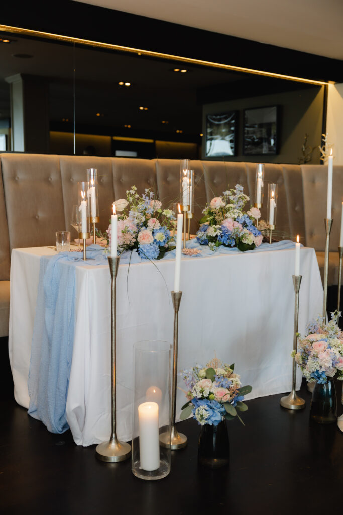 Hochzeitstisch eines Brautpaares, das ganz alleine an der Ostsee geheiratet hat