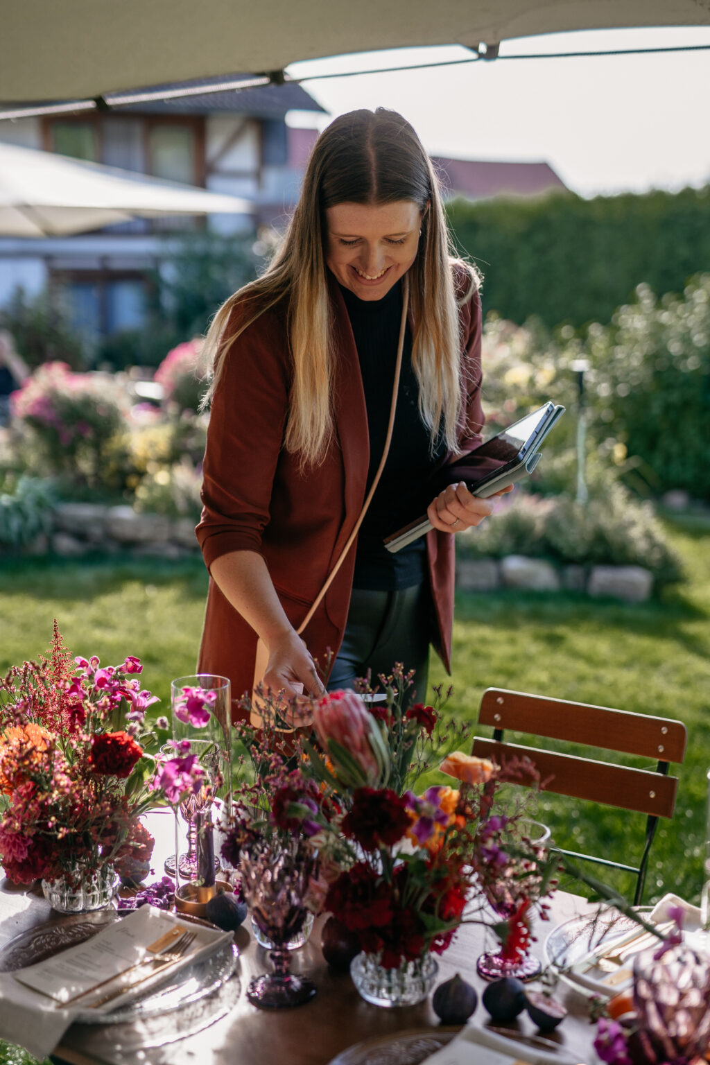 Hochzeitsplanerin und Eventdesignerin bei der Arbeit