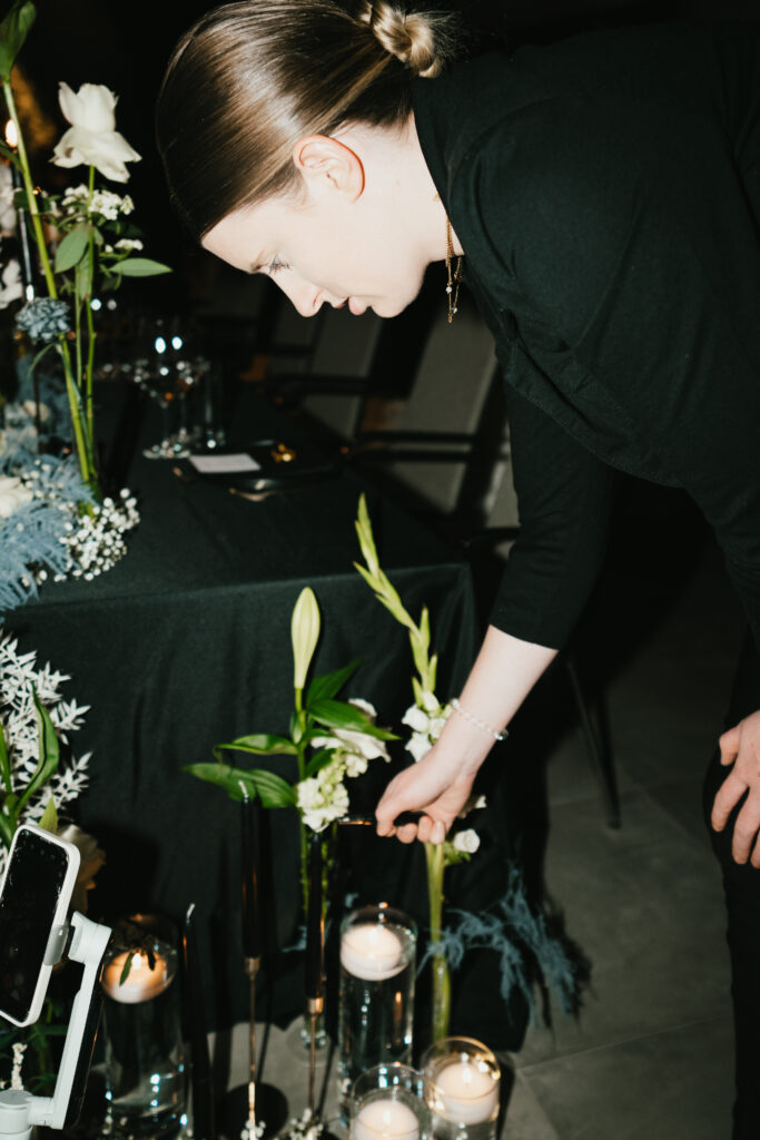Hochzeitsplanerin und Eventdesignerin bei der Arbeit