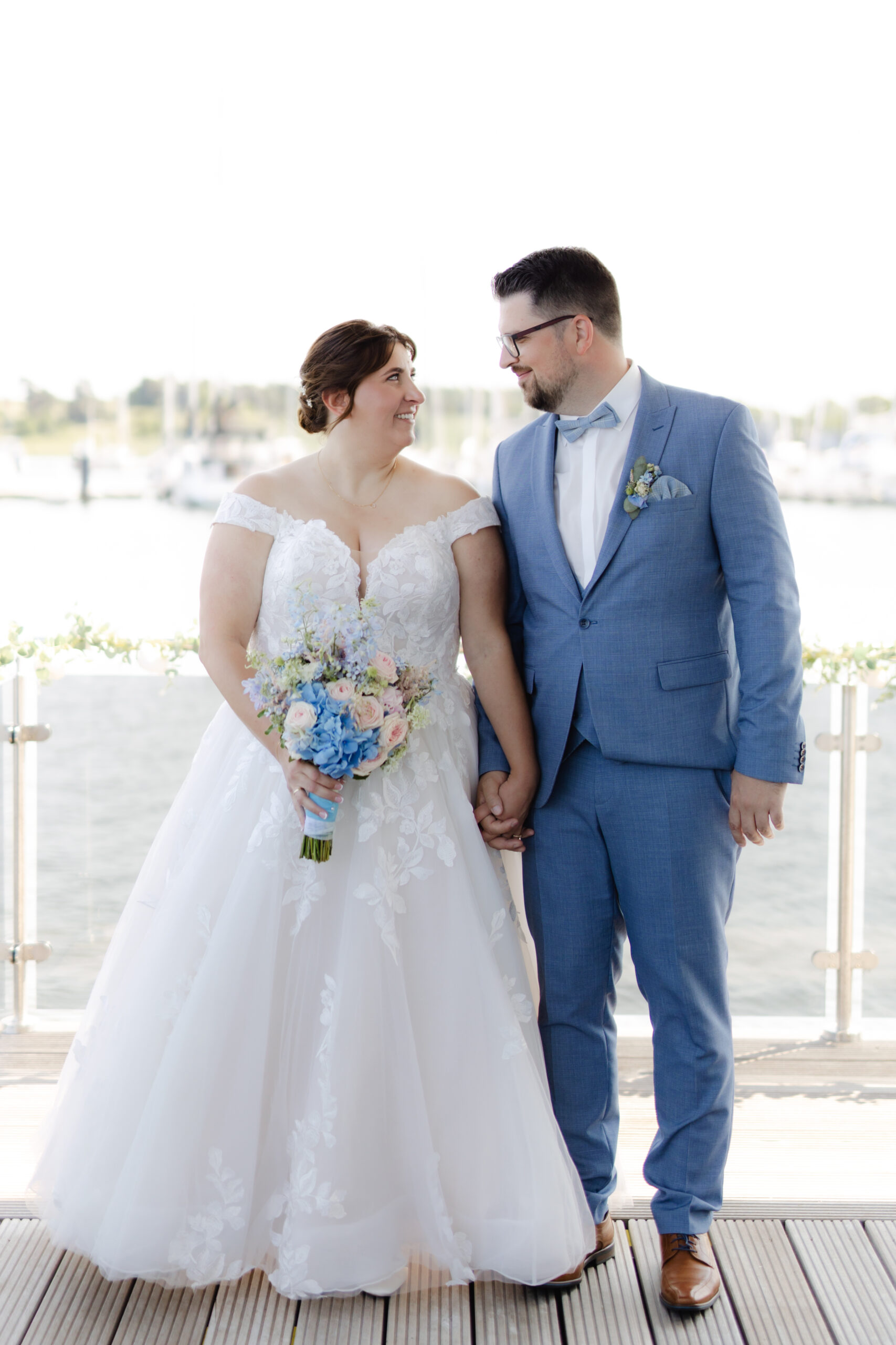 Ein Brautpaar, das sich verliebt in die Augen schaut