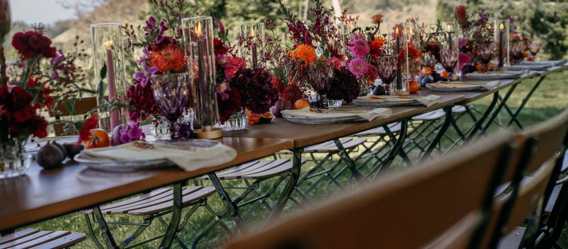 Autumn Sunset als Hochzeitsmotto - der Tisch ist in vielen herbstlichen Farben eingedeckt und die Sonne scheint - eine Hochzeit, die Green Wedding gedacht ist