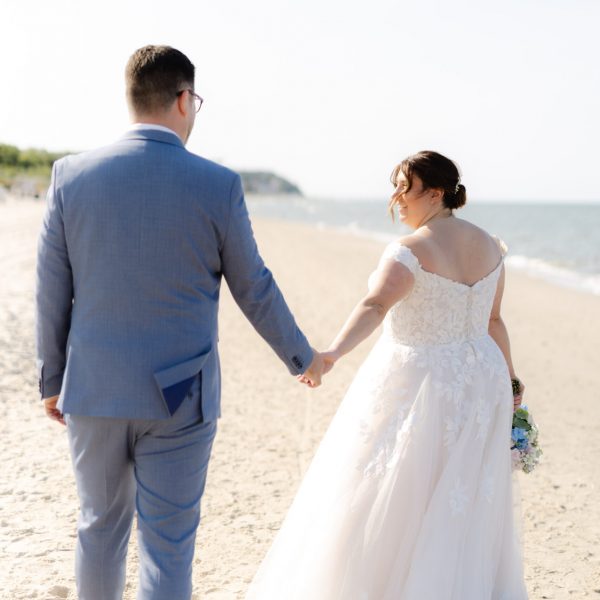 Ein Brautpaar, das sich verliebt in die Augen schaut